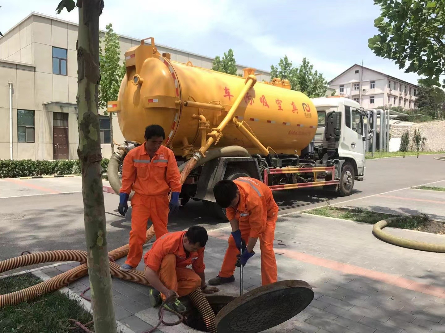 广西管道疏通车停在窨井附近