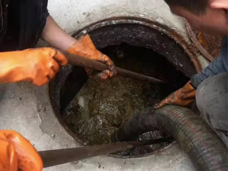 广西清理化粪池时如何避免沼气的危害?